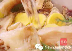 Illustration of how to make New Zealand fish maw and bird's nest chicken soup 4
