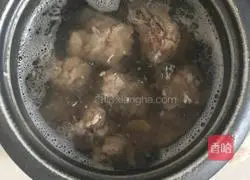 Illustration of how to make mung bean and pork ribs soup 2