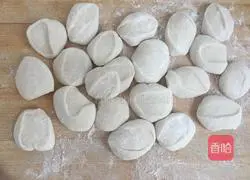 Illustration of how to make celery and pork dumplings 8