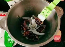 Illustration of how to make fungus, red dates, peanut and beef tendon soup 5