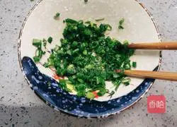 Illustration of how to make spring onion rolls 7