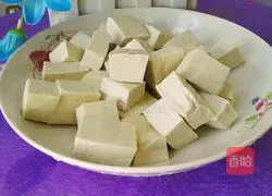 Illustration of how to make fungus, tofu, tomato and beef bone soup 10