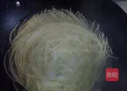 Illustration of how to make noodles with scallion oil 4