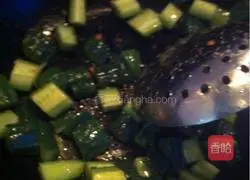 Illustration of how to fry shrimp balls in oil 8