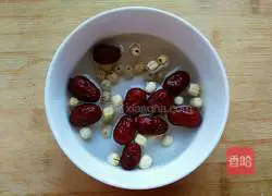 Illustration of how to make red dates and lotus seeds pork ribs soup 2