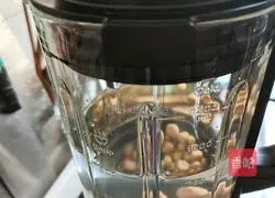 Illustration of how to make peanut thick soy milk 5