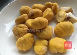 Shitake mushrooms Illustration of how to make chestnut and chicken feet soup 4