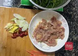 Illustration of how to make stir-fried meat with kelp and carrot 3