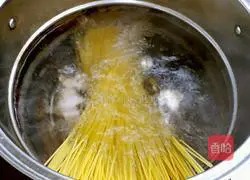 Illustration of how to make tomato meat sauce pasta 9