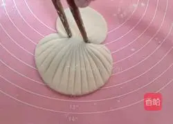 Illustration of how to make shell steamed buns 7