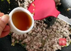 Illustration of how to make wonton skin and shaomai pancakes 6