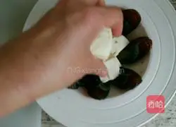 Cold preserved egg tofu# Illustration of how to make New Year's Eve dinner 5