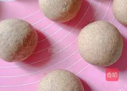 Illustration of how to make black whole wheat steamed buns 10