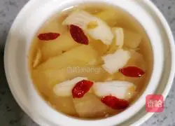 Illustration of how to make rock sugar, snow pear and lily soup 11