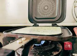 Illustration of how to make leek, egg and glutinous rice pancakes 8