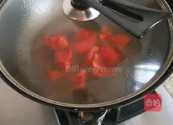 Illustration of how to make tomato and egg drop soup 7