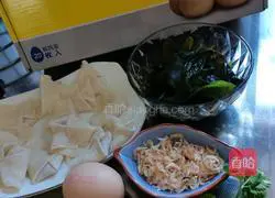 Illustration of how to make wakame, shrimp skin and egg wontons 1