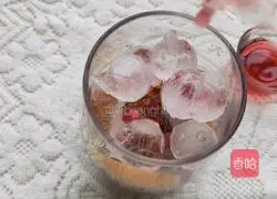 Illustration of how to make two-color cranberry ice drink 5