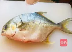 Illustration of how to make steamed golden pomfret 1
