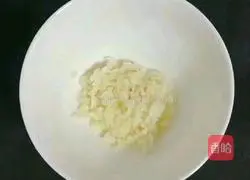 Illustration of how to make fried cheese noodles with ham and eggs 5
