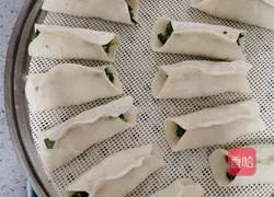 Illustration of how to make leek and egg pot stickers 15