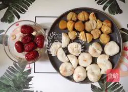 Moisten the lungs and relieve dryness | Illustration of making lotus seeds, horseshoes and chestnut syrup 2