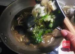 Illustration of spicy and sour shredded pork soup 10