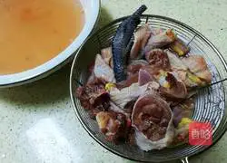 Original flavor Illustration of how to make native chicken soup 4