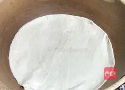 Illustration of how to make egg hand pizza 3