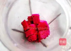 Fruit Creative Dishes+ Illustration of how to make dragon fruit smoothie 4