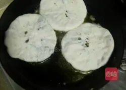 Illustration of how to make pork and green bean pie 15