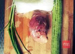 Illustration of how to make loofah, vermicelli and meat slices soup 1