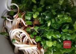 Illustration of how to make noodles with scallion oil 4