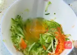 Illustration of how to make cucumber egg pancake 3