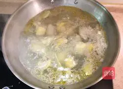 Illustration of how to make stewed chicken with Gastrodia elata and Codonopsis pilosula 3