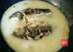 Illustration of how to make braised crucian carp soup 9