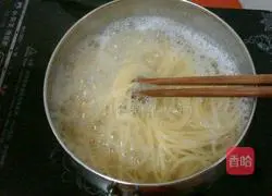 Illustration of how to make seafood pasta with pesto sauce 5