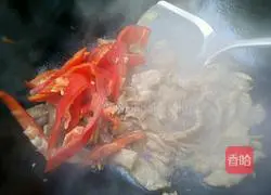 Illustration of how to stir-fry meat with lettuce 7