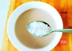 Illustration of how to make black bean and walnut soy milk 10