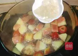 Illustration of how to make hawthorn stewed apples 9