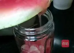 Illustration of how to make watermelon juice 4