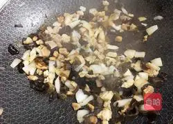 Illustration of how to make spaghetti with fungus and diced meat 3