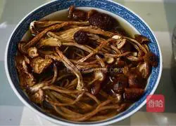 Illustration of tea tree mushroom pork ribs soup 2