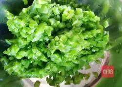 Illustration of how to make green pepper and meat dumplings 2