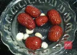 Illustration of how to make rock sugar, white fungus and lotus seed soup 3