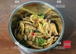 Illustration of how to make spicy and sour chicken feet with lemon 8