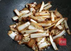 Illustration of how to make cabbage, pork belly and frozen tofu stew 12