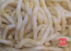 Illustration of how to make salted egg yolk and salt and pepper shrimp noodles 5