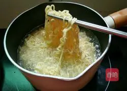 Illustration of how to make noodles with bean sprouts in chili sauce 6