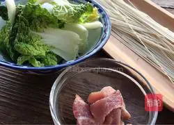Illustration of how to make shredded vegetable and pork noodle soup 1